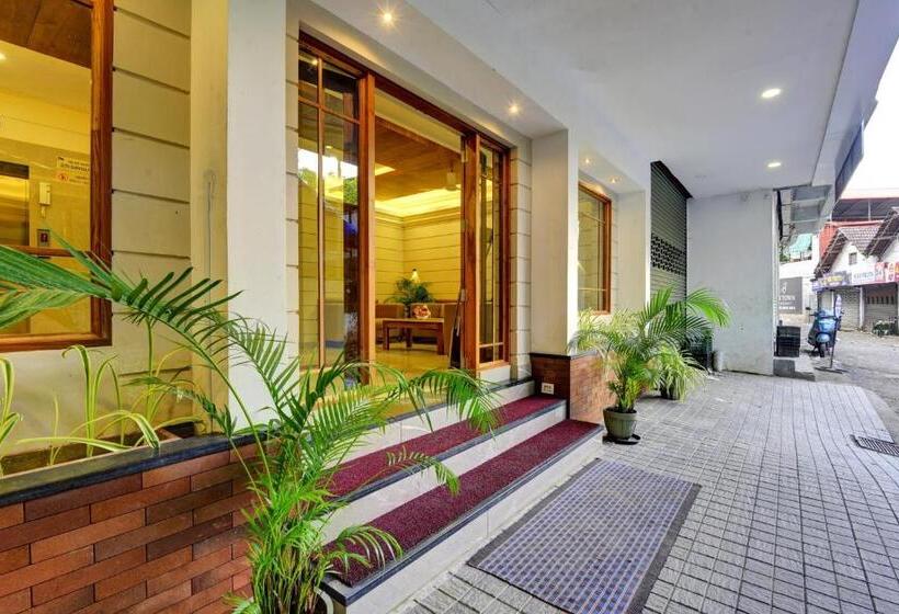 בית מלון כפרי Spot On Inn Town Residency