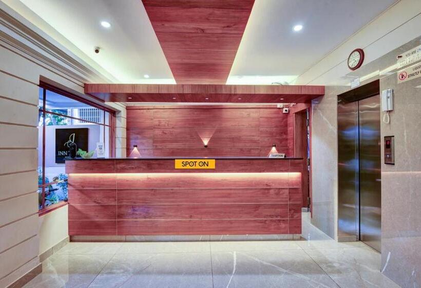 בית מלון כפרי Spot On Inn Town Residency