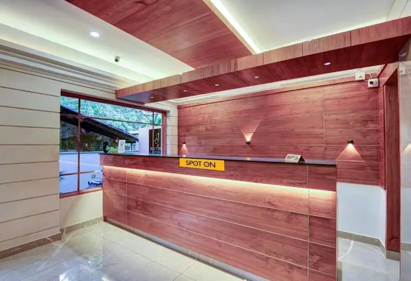 Hotelli Spot On Inn Town Residency