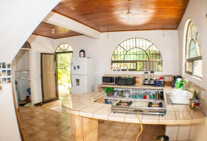 Las Motas Surf Camp & Hostel