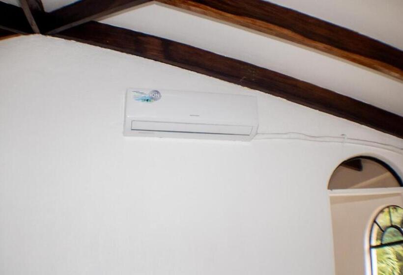 Las Motas Surf Camp & Hostel