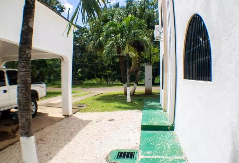 Las Motas Surf Camp & Hostel