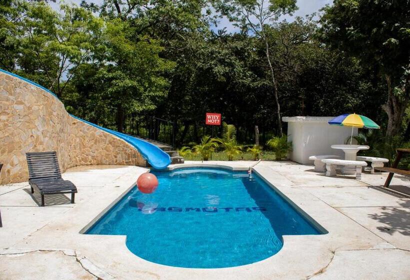 Las Motas Surf Camp & Hostel