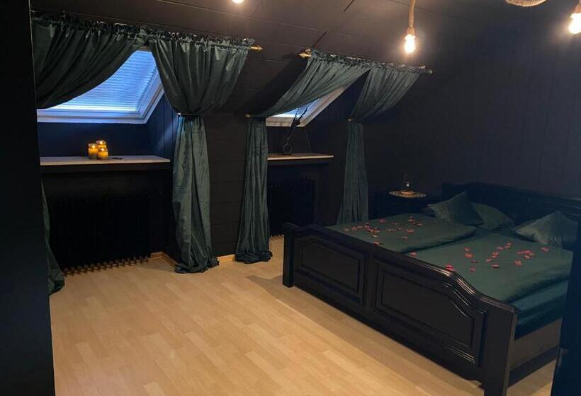 ペンション Emotion Apartments