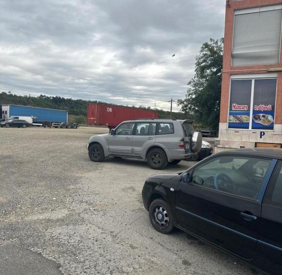 הוסטל Hanu Flori