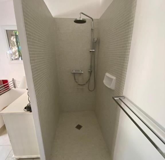 مبيت وإفطار Mas Des Bômes