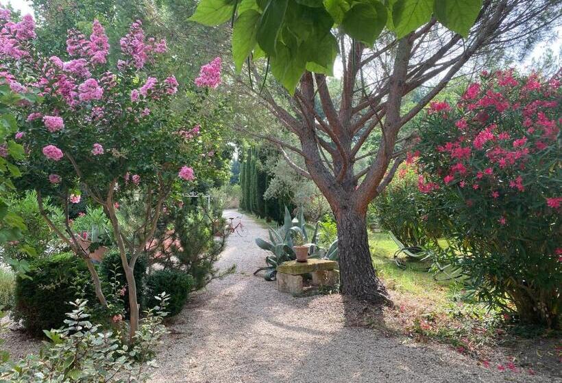 مبيت وإفطار Mas Des Bômes