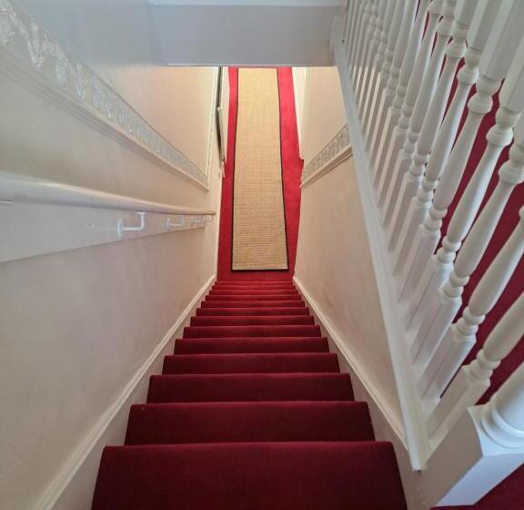 بنسيون Maryann S