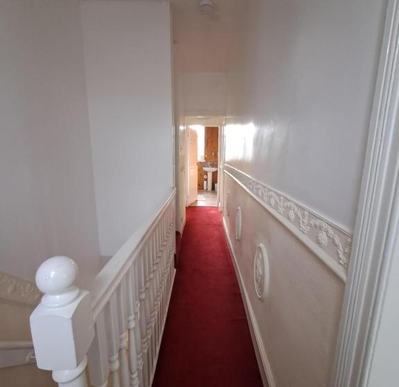 بنسيون Maryann S