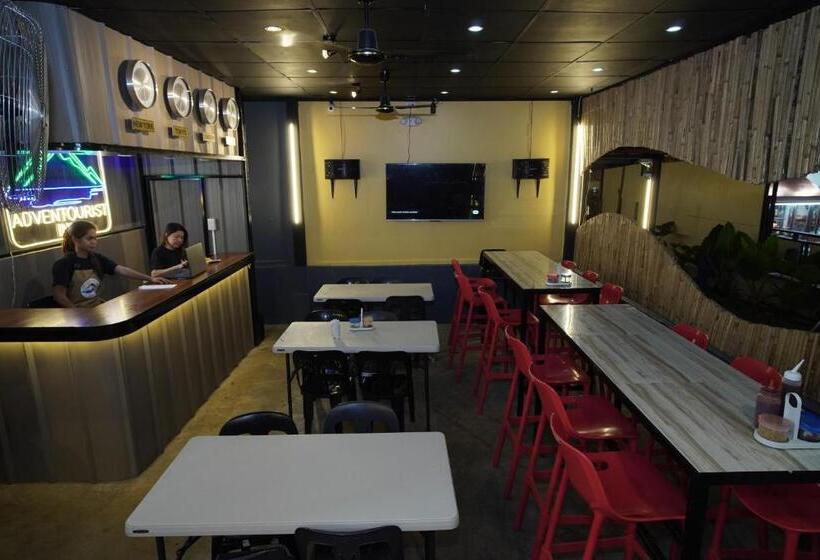 Hostel Adventourist Inn