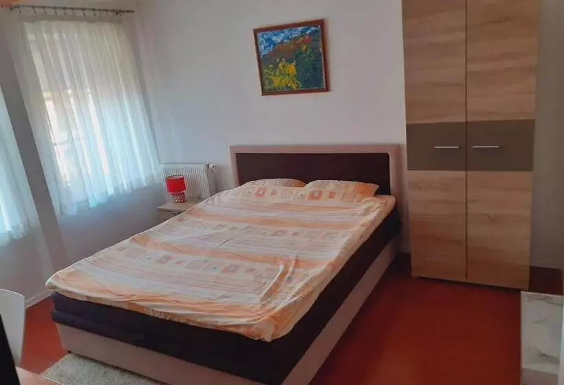 پانسیون Apartmani Zaara