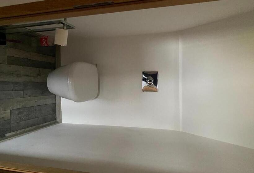 Пансион Room In Guest Room Bed And Breakfast In The Countryside Near Beauvais Airport