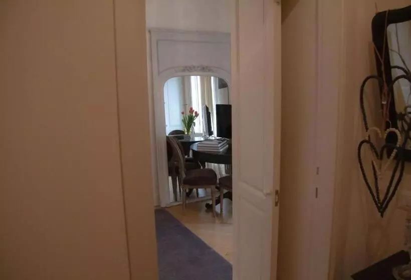 تختخواب و صبحانه La Maison Du Théâtre