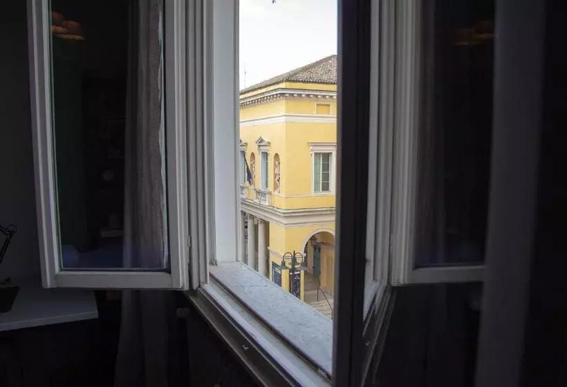 تختخواب و صبحانه La Maison Du Théâtre