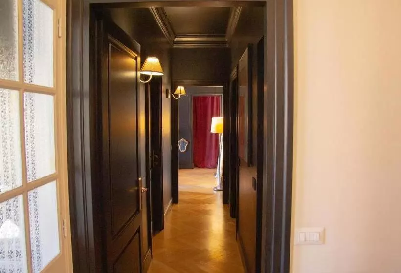 تختخواب و صبحانه La Maison Du Théâtre