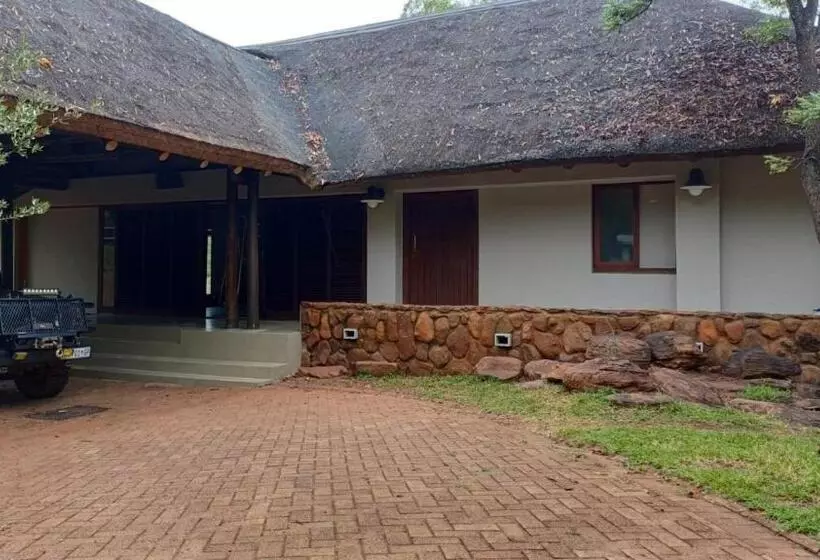 Hotelli Ilanga Safari Lodge   Welgevonden Game Reserve