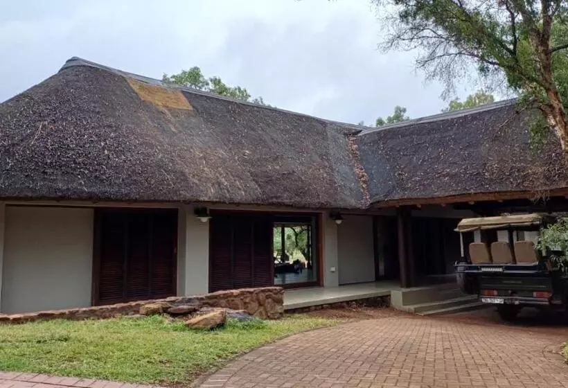 Hotelli Ilanga Safari Lodge   Welgevonden Game Reserve