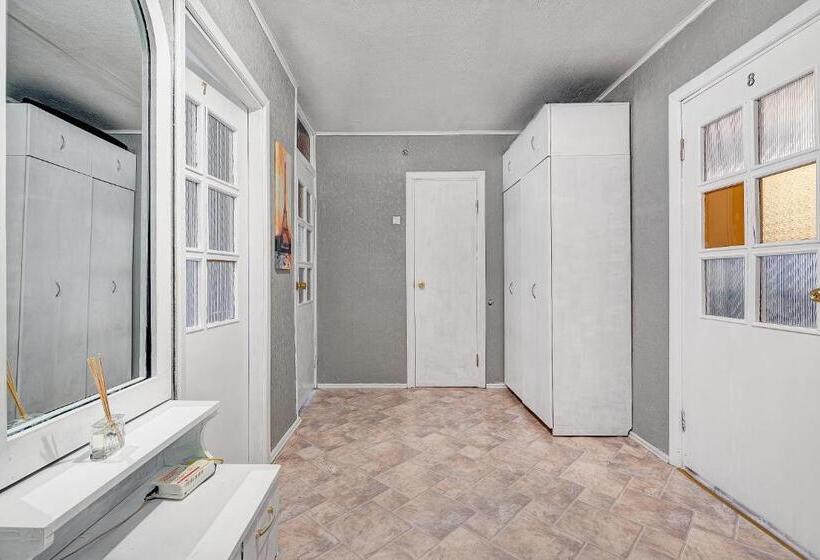 پانسیون Private Rooms With Balcony Next To Station