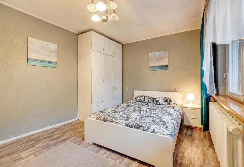 پانسیون Private Rooms With Balcony Next To Station