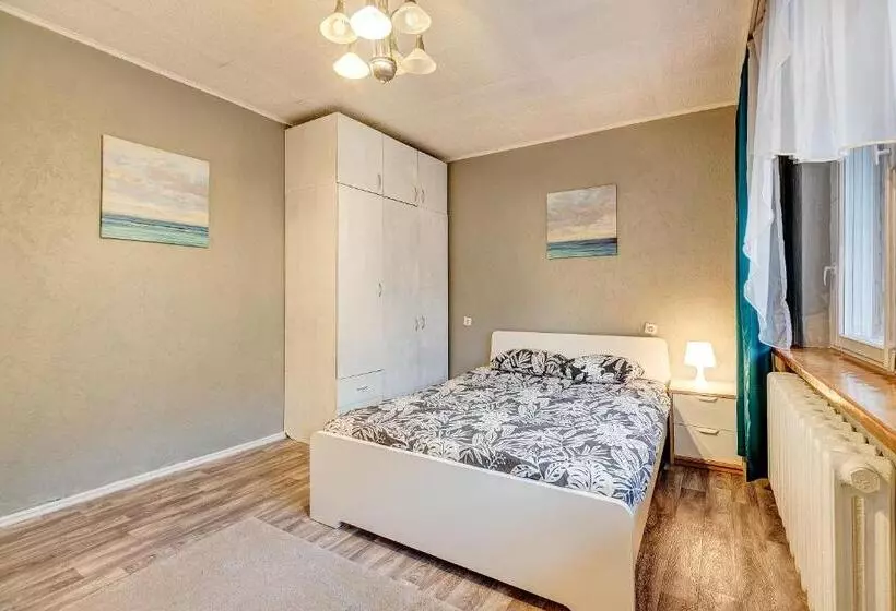 پانسیون Private Rooms With Balcony Next To Station