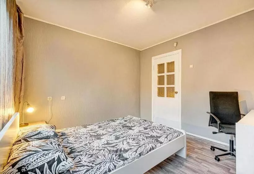 پانسیون Private Rooms With Balcony Next To Station