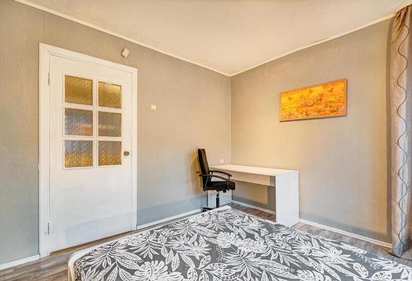 پانسیون Private Rooms With Balcony Next To Station