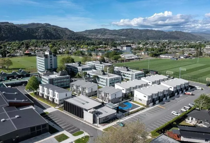 Hotelli Village Apartments At Nzcis