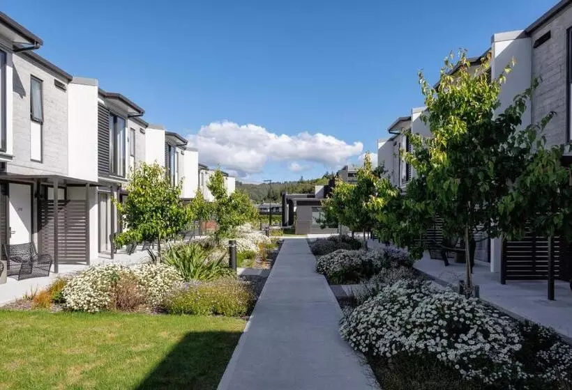 Hotelli Village Apartments At Nzcis