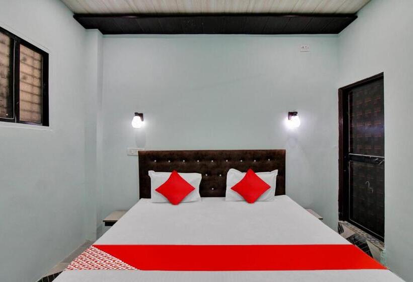 בית מלון כפרי The Village Resort