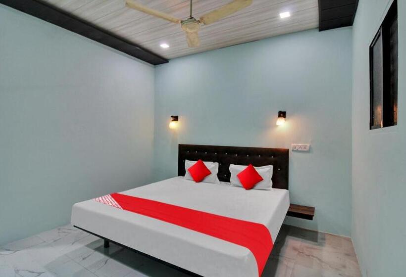 בית מלון כפרי The Village Resort