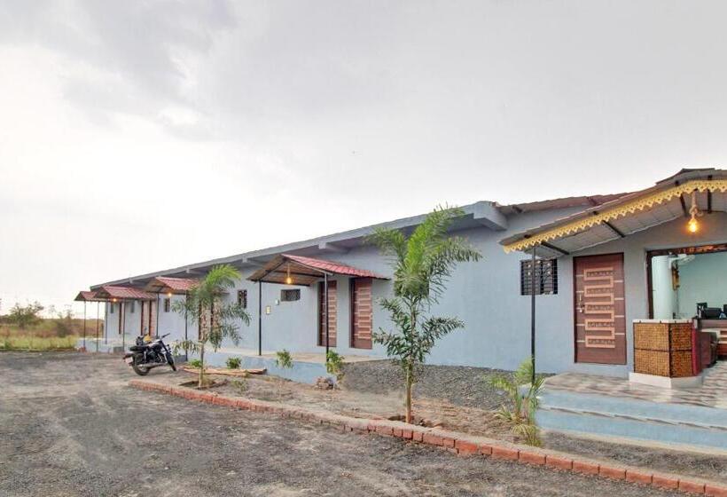 בית מלון כפרי The Village Resort