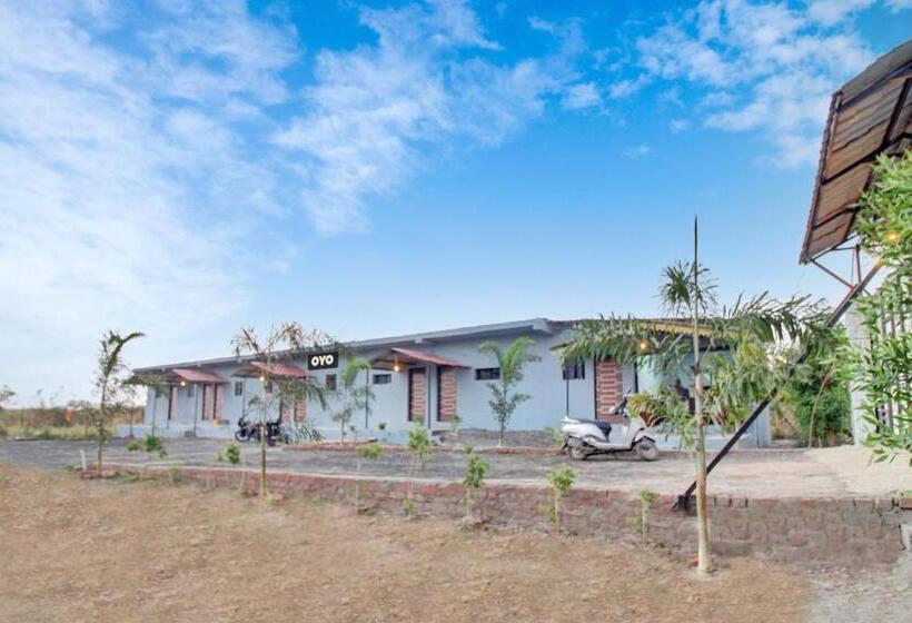 בית מלון כפרי The Village Resort