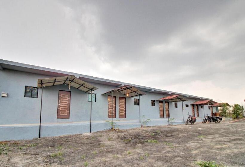 בית מלון כפרי The Village Resort