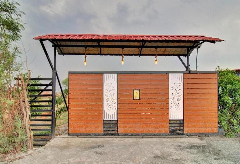 בית מלון כפרי The Village Resort