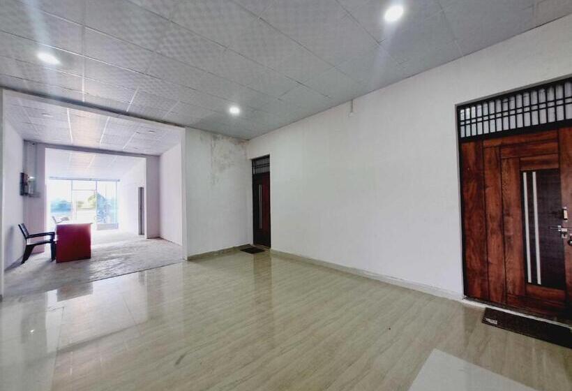 Oyo Hotel Shiva & Restaurant