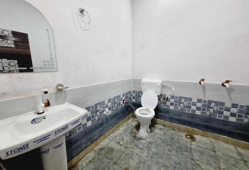 Oyo Hotel Shiva & Restaurant