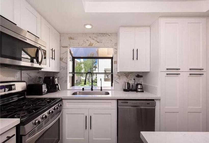 Private Room In Beautiful Modern Calabasas Townhouse