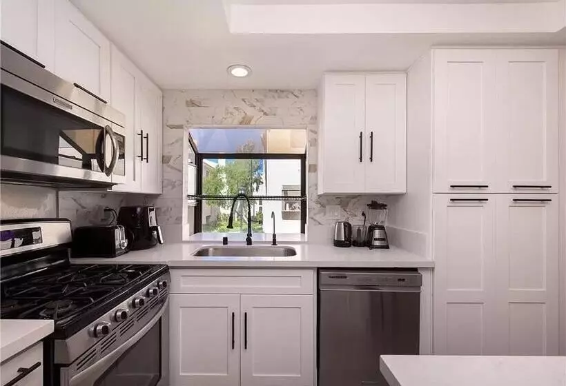 Private Room In Beautiful Modern Calabasas Townhouse