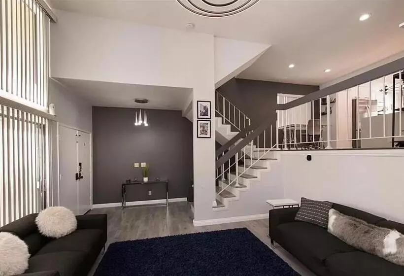 Private Room In Beautiful Modern Calabasas Townhouse