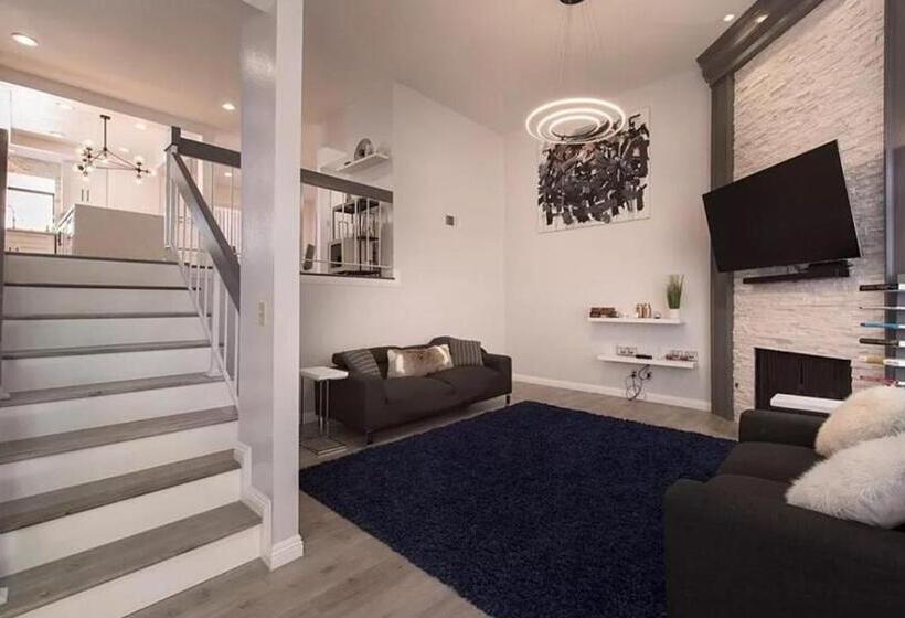 Private Room In Beautiful Modern Calabasas Townhouse