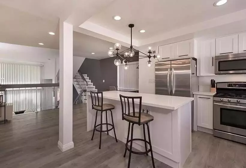 Private Room In Beautiful Modern Calabasas Townhouse