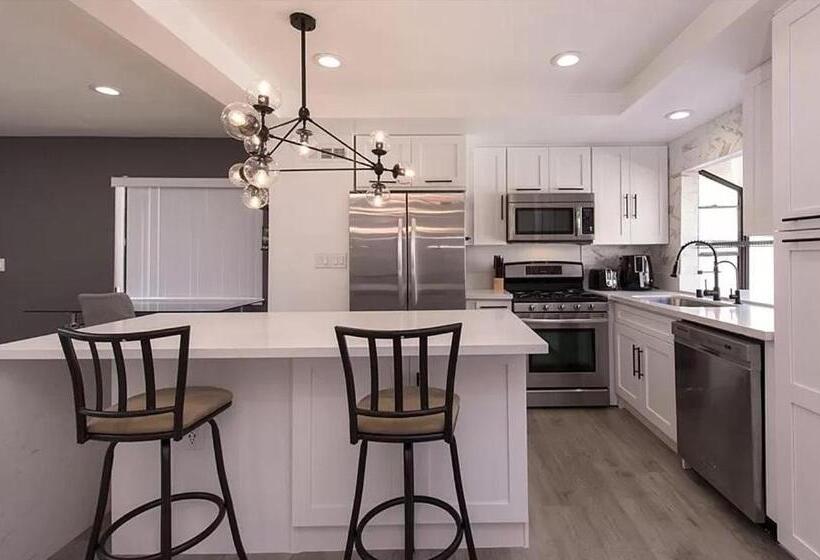 Private Room In Beautiful Modern Calabasas Townhouse