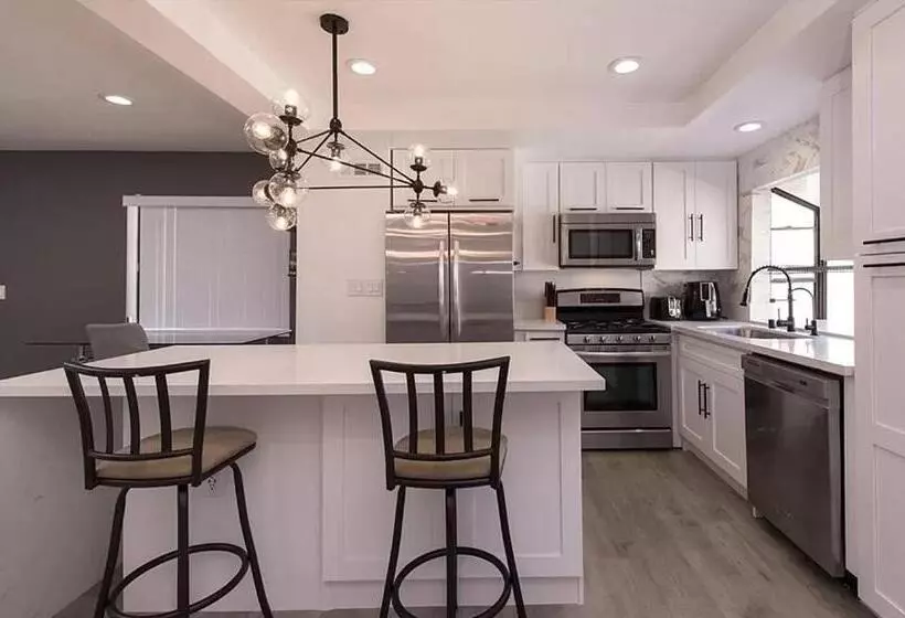 Private Room In Beautiful Modern Calabasas Townhouse