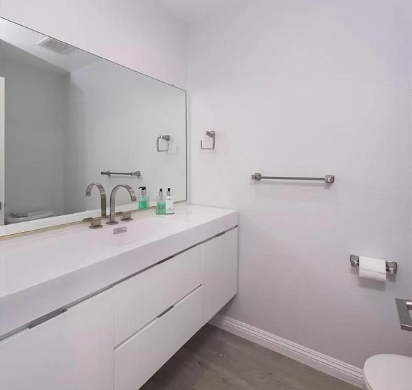 Private Room In Beautiful Modern Calabasas Townhouse