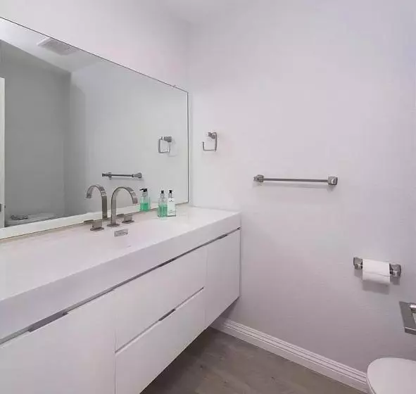 Private Room In Beautiful Modern Calabasas Townhouse