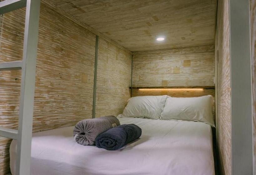 호스텔 Dormitory At Semadi Living