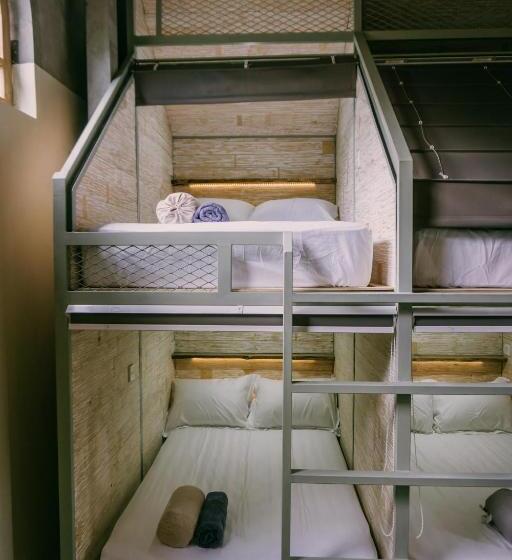 호스텔 Dormitory At Semadi Living