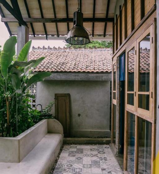 호스텔 Dormitory At Semadi Living