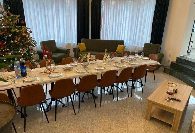 Pensão Budux Delux Vila