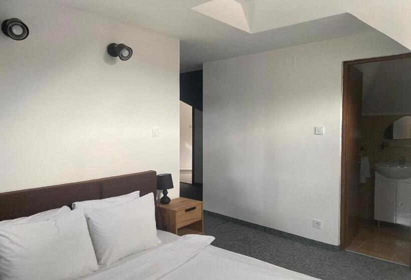 Pensão Budux Delux Vila